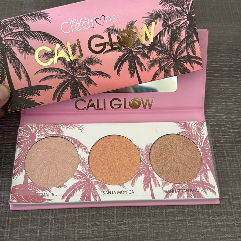 Beauty Creations Cali Glow Palette - Pink and Gold